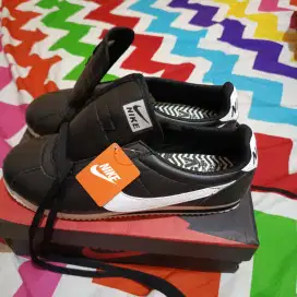 Sepatu Nike hitam