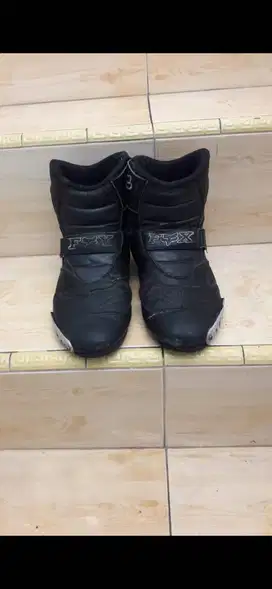 Sepatu touring FOX Second