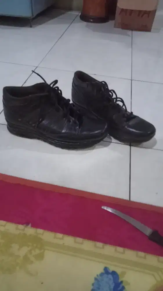 Sepatu kulit warna hitam