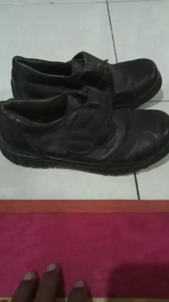 Sepatu kulit warna hitam