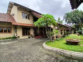 Dijual rumah di jl.Moh. Kahfi dengan kolam renang dan taman yang luas