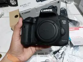 DSLR canon eos 7D Mark II LIKE NEW