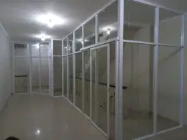 Partisi kaca dan pintu