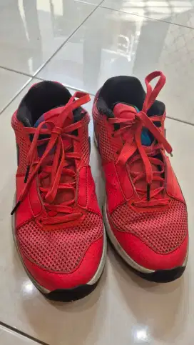 Sepatu basket size 41