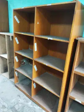 Rak penyimpanan berkas kayu