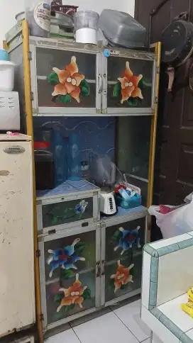 Lemari perlengkapan dapur
