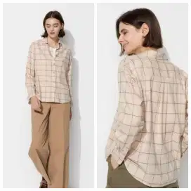UNIQLO KEMEJA FLANNEL LEMBUT KERAH SKIPPER 31 BEIGE BARU ASLI ORIGINAL