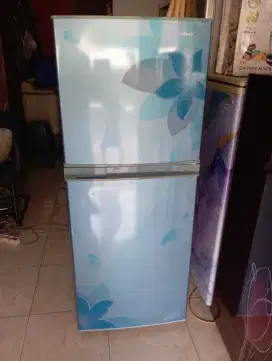 Kulkas bekas 2 pintu Ker Sharp atas bawah dingin Mjesin Ory