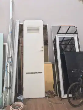 Pintu kamar mandi tinggi warna putih