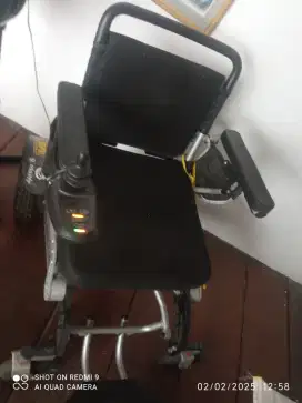 Kursi roda elektrik