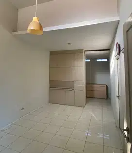 Rumah nempel stasiun dan toll tanah tinggi