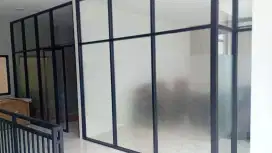 Tukang partisi kaca