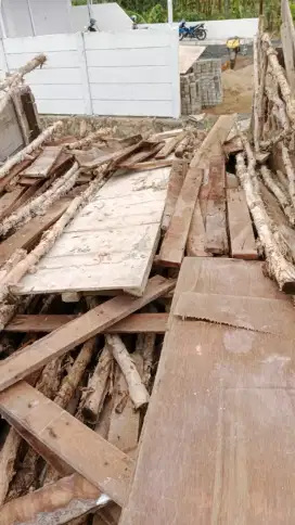 Di cari, bongkaran atau limbah kayu bangunan,