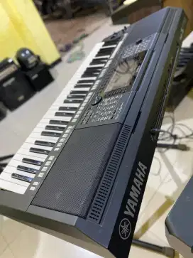 Keyboard yamaha PSR S 775
