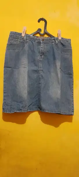 Rok jeans warna biru
