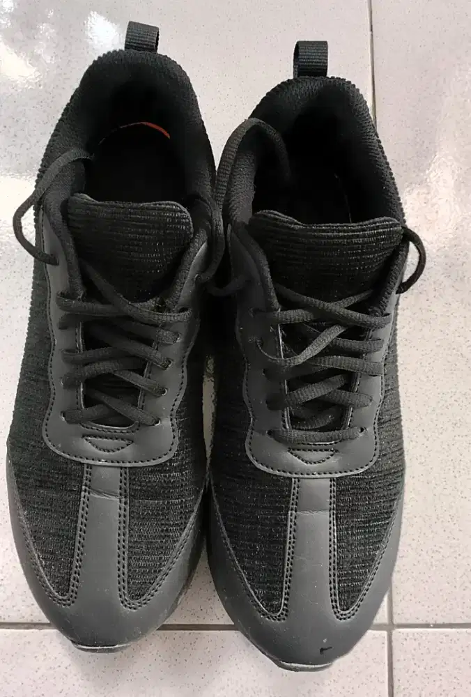 Sepatu pria Merk Redknot