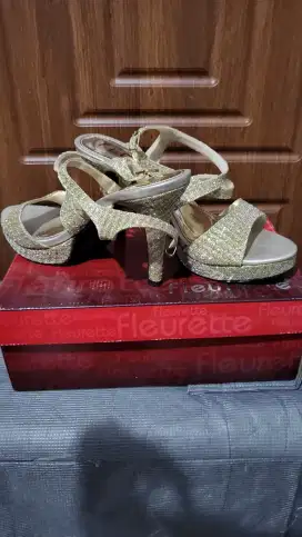 Sepatu heels wanita