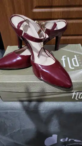 Sepatu heels merah