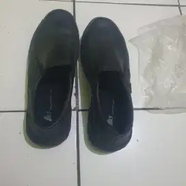 Sepatu pantofel baru size 43 model slip on