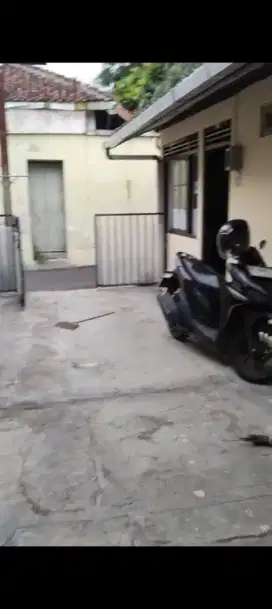 Disewakan rumah, ada carport mobil kecil, mobil masuk, 3 kt, 2 km mand