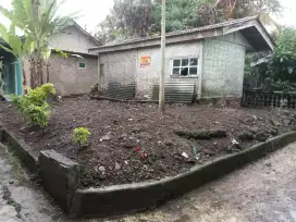 Di jual cepat tanah + bonus barang2 matrial di dlm gudangnys