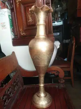 Vas jumbo dari kuningan