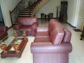 DIKONTRAKKAN RUMAH MEWAH 
2 LANTAI FULL FURNITURE  di PUSAT KOTA