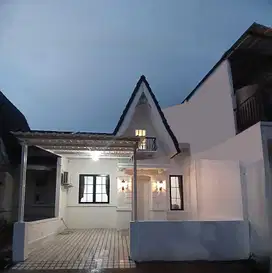 DISEWA RUMAH BULANAN FURNISHED DI TAMAN VENESIA SENTUL CITY SSR685 A1