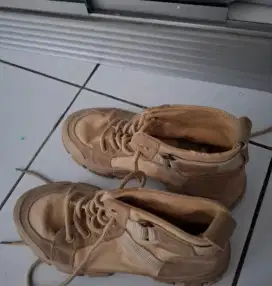 Sepatu ukuran 37