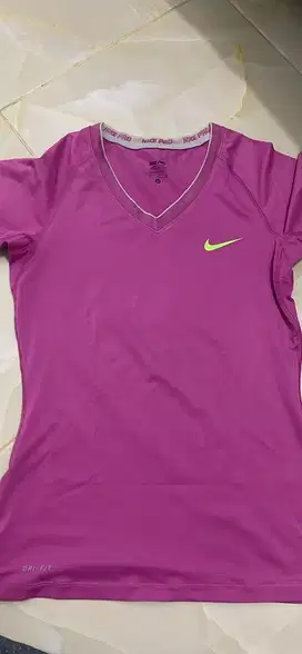 Baju olahraga wanita