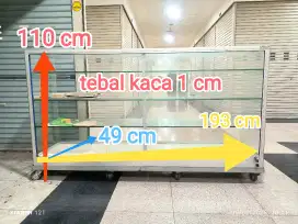 Etalase kaca tebal dan ada roda