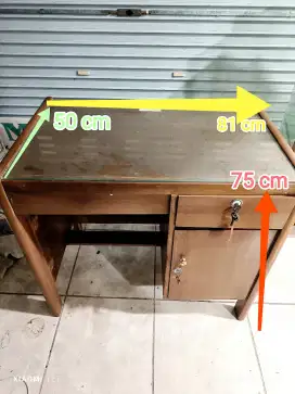 Meja kerja kayu berat terawat