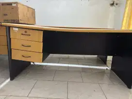 Meja kayu kantor