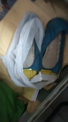 Sepasang sepatu biru kuning