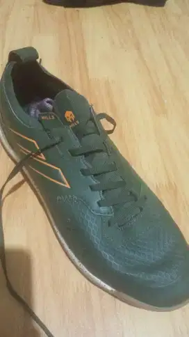 Sepatu futsal Mills limited