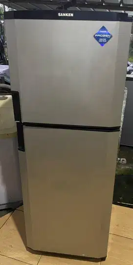 Dijual kulkas merk sanken 2pintu