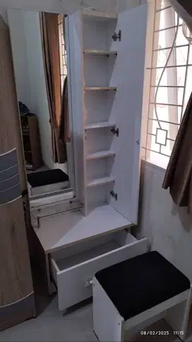 Meja rias minimalis