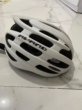 Helm sepeda avand putih
