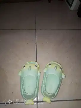 Sendal anak bekas masih layak pakai