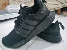 Sepatu Adidas NMD R1 Triple Black 42,5 27cm