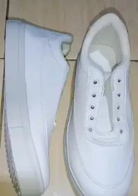 Sepatu puth baru