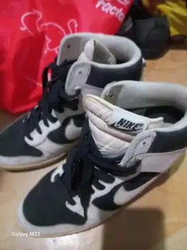 Sepatu NIKE wanita model Hi.