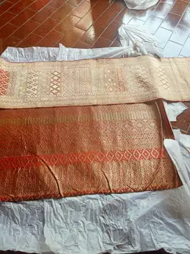 Kain songket pasang dan selendang