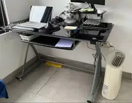 Meja kaca komputer informa