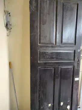 Daun pintu dari kayu kamper ukuran 195 cm * 81 cm * 3 cm