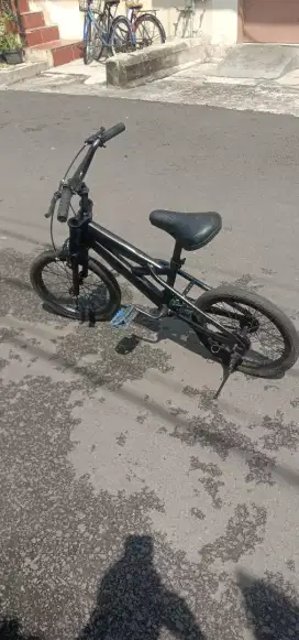 Sepeda BMX anak hitam  R16