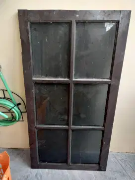 Daun jendela kayu kamper ukuran 61 cm x 116 cm x 3 cm