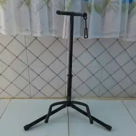 Dudukan atau Penyangga Gitar
