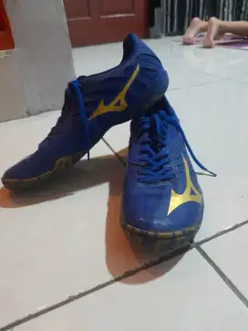 Sepatu bola futsal mizuno