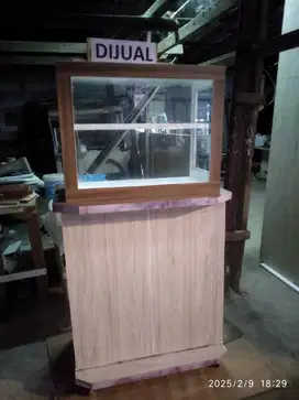 Meja dan etalase kayu